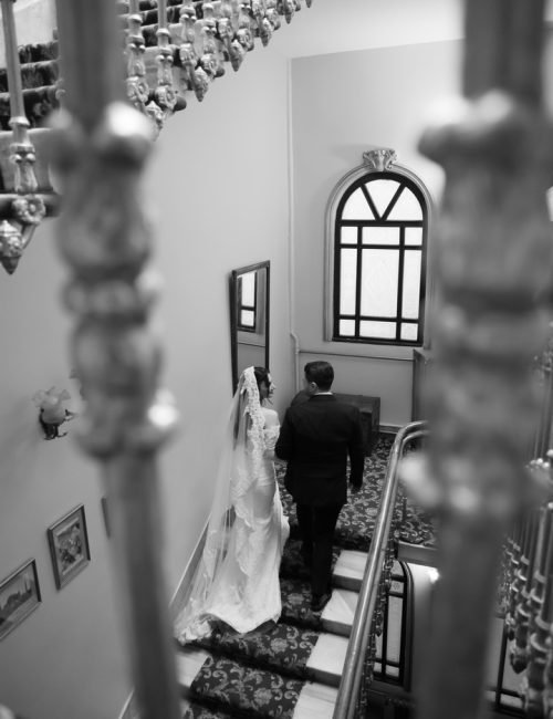 Gelin ve damat ilk karşılaşma anı düğün hikayesi karesi