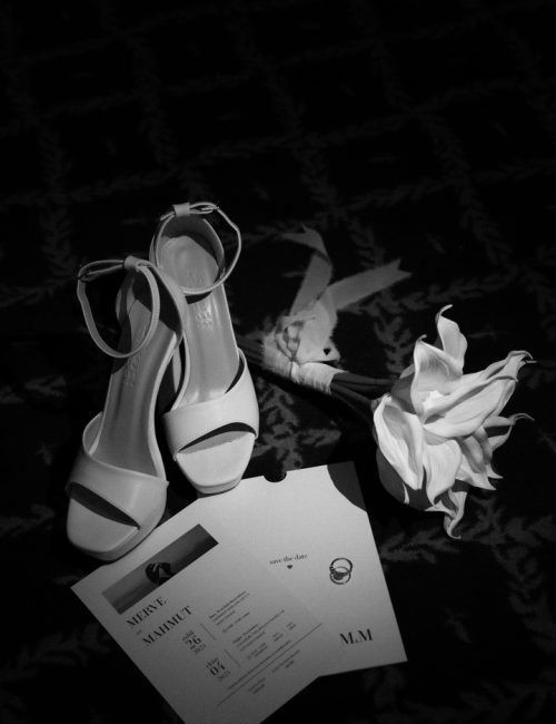 İstanbul'da sahil konseptli save the date fotoğraf çekimi