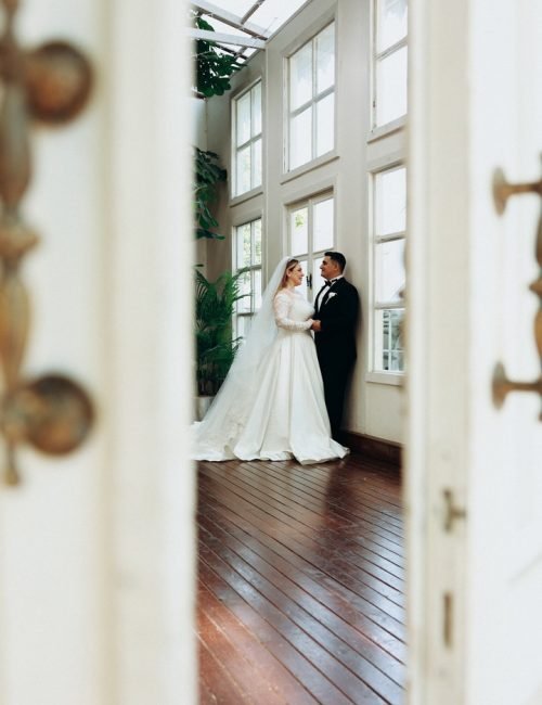 Gelin buketi ve alyans detayı sanatsal düğün fotoğrafı